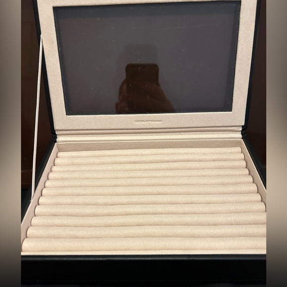 JTV WOLF Medium Ring Box with Window and LusterLoc (TM) in Black - Picture 4 of 5